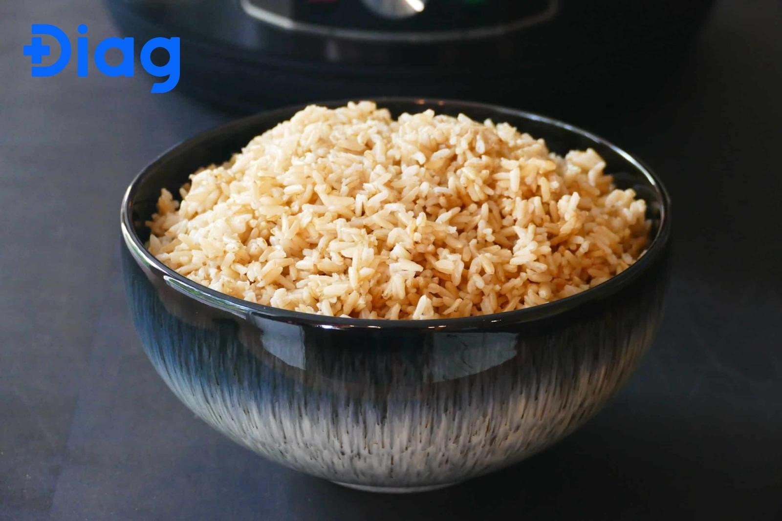 Người tiểu đường đang cân nhắc lượng gạo lứt phù hợp cho bữa ăn hàng ngày