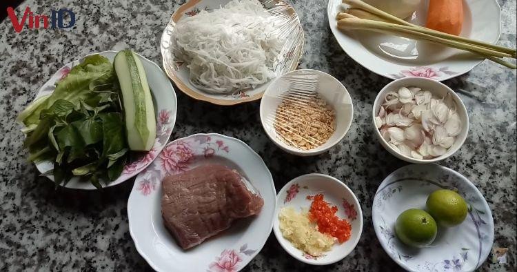 Nguyên liệu chuẩn bị cho món bún xào thịt bò