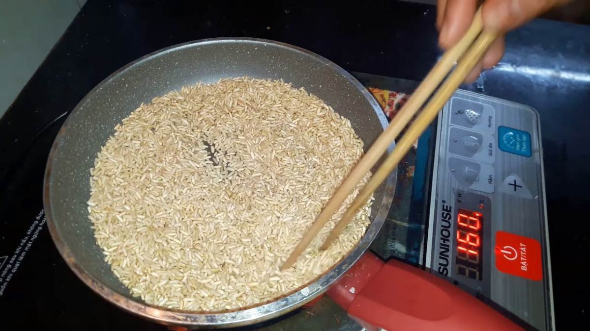 Nguyên liệu gạo lứt và hạnh nhân đã ngâm để pha chế sữa gạo