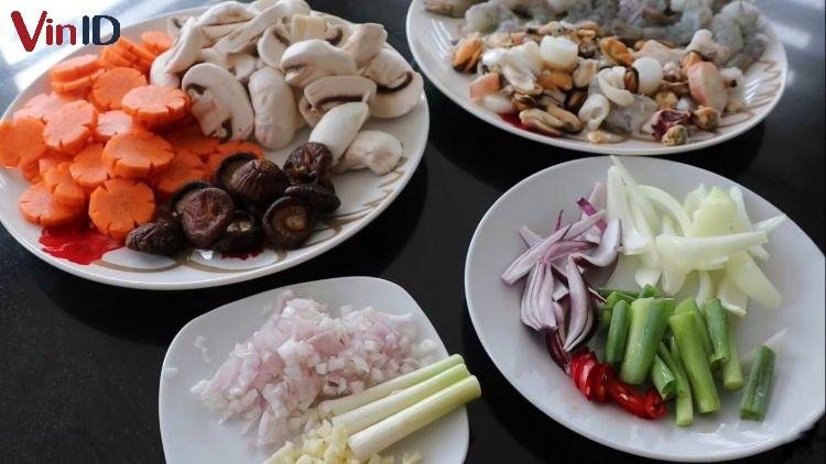 Nguyên liệu tươi sống để làm món bún xào giòn sốt hải sản