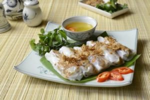 Những chiếc bánh cuốn nóng hổi, mỏng mịn sau khi được hấp chín
