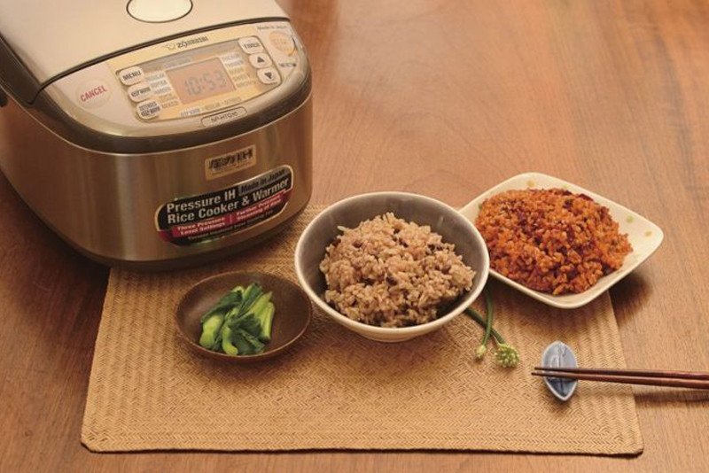 Nồi cơm điện đang nấu gạo lứt đỏ