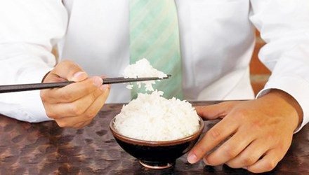 Nỗi lo về gạo giả Trung Quốc khiến người tiêu dùng băn khoăn về chất lượng thực phẩm hàng ngày