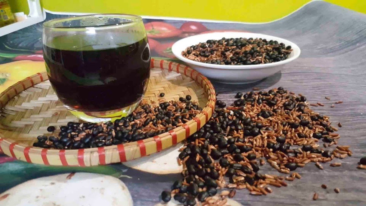 Nước gạo lứt đậu đen mang lại nhiều lợi ích cho sức khỏe, cải thiện tiêu hóa và cung cấp chất chống oxy hóa