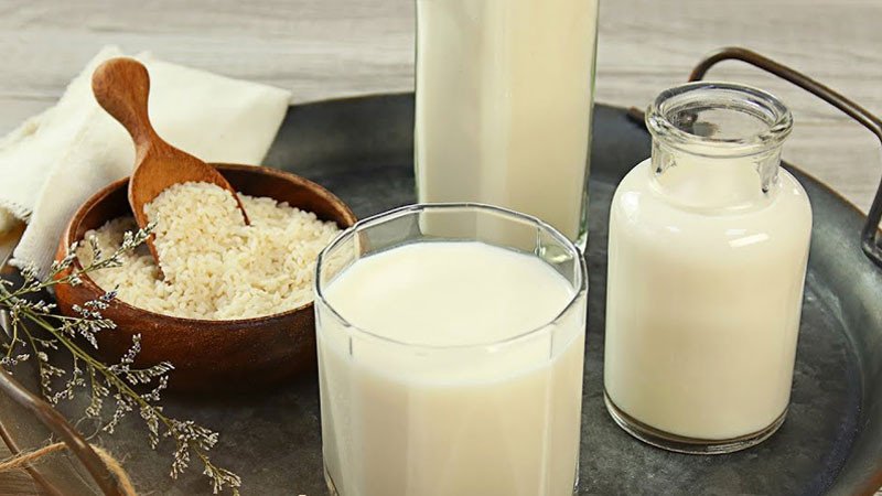 Quy trình chuẩn bị nguyên liệu và pha chế trà sữa gạo rang