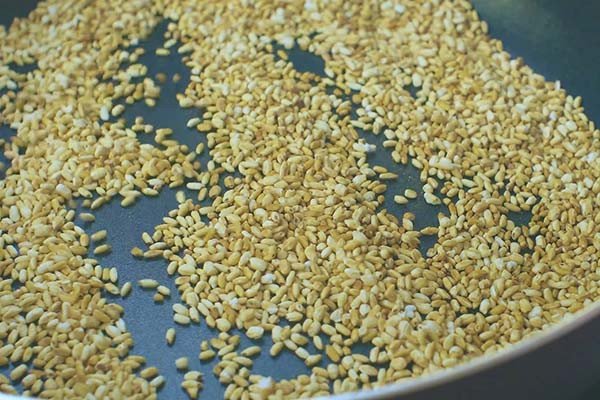 Quy trình rang gạo vàng đều cho món sữa gạo thơm ngon