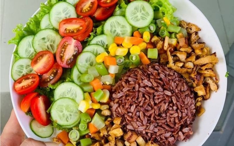 Salad cơm gạo lứt đỏ thanh đạm