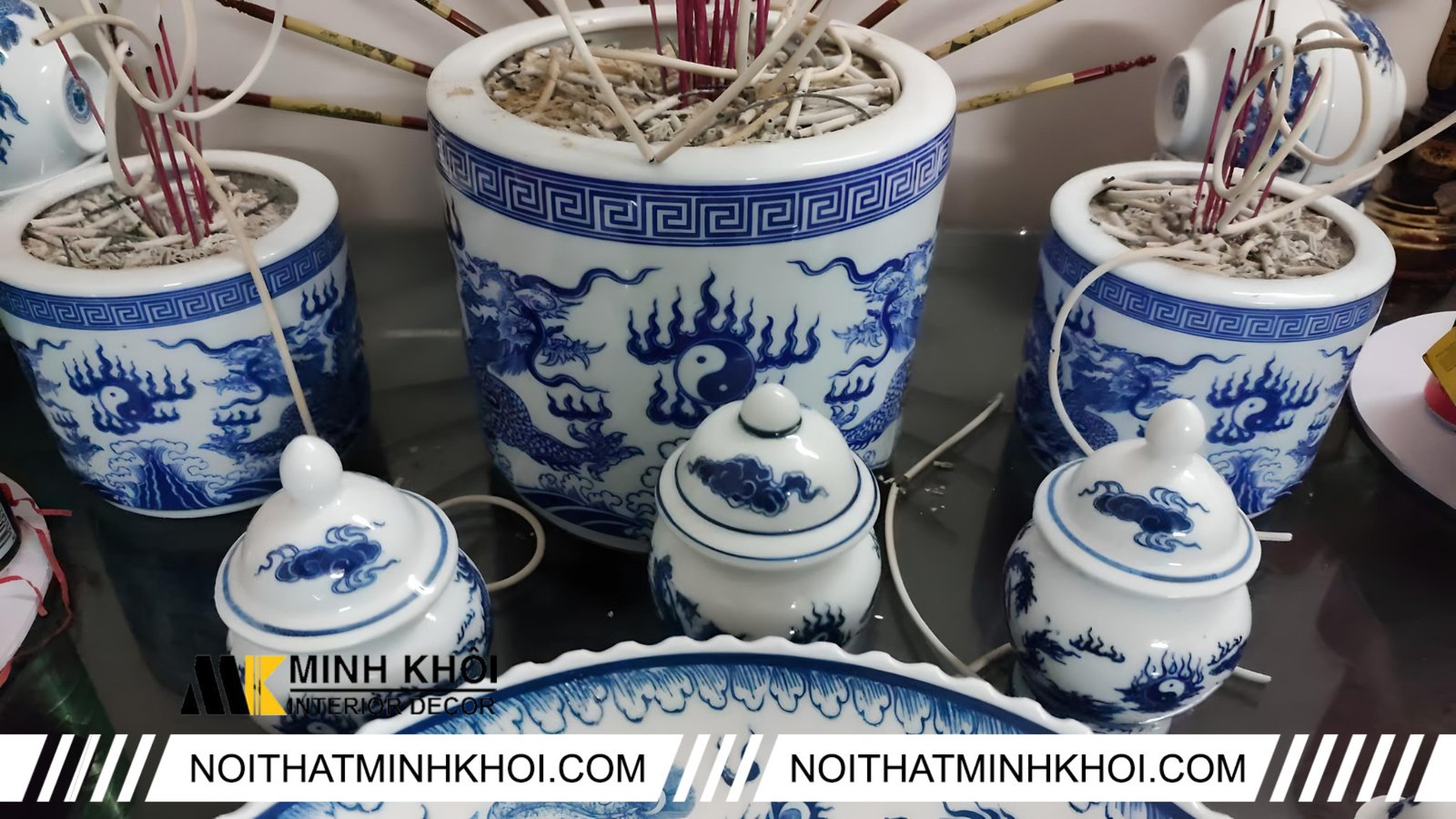 Sắp đặt hũ gạo muối nước trên bàn thờ gia tiên chuẩn phong thủy