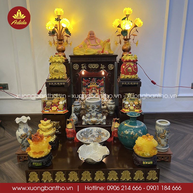 Sắp xếp hũ gạo, muối, nước trên bàn thờ Thần Tài đúng vị trí