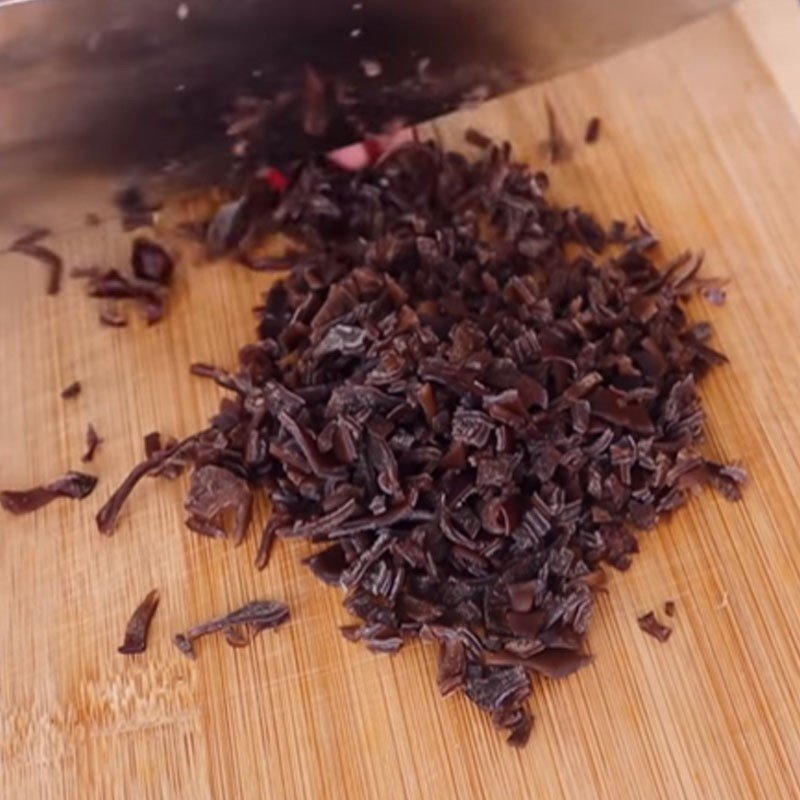 Sơ chế nấm mèo và nấm hương cho món bánh tẻ