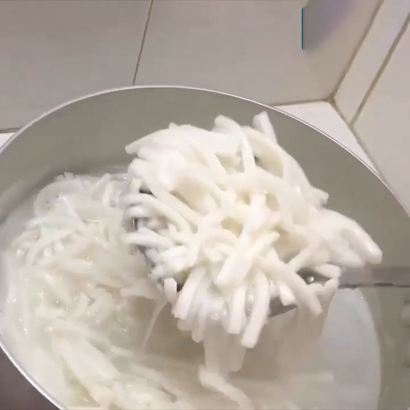 Sợi bánh canh bột gạo trắng ngần sau khi luộc