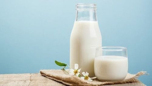 Sữa bò nguyên chất so sánh với sữa gạo về calo và dinh dưỡng