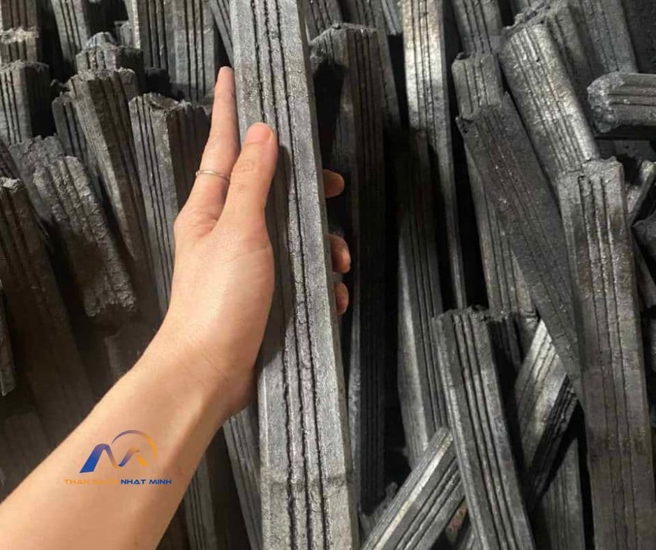 Than gáo dừa chất lượng cao sau quá trình carbon hóa, sẵn sàng cho BBQ không khói