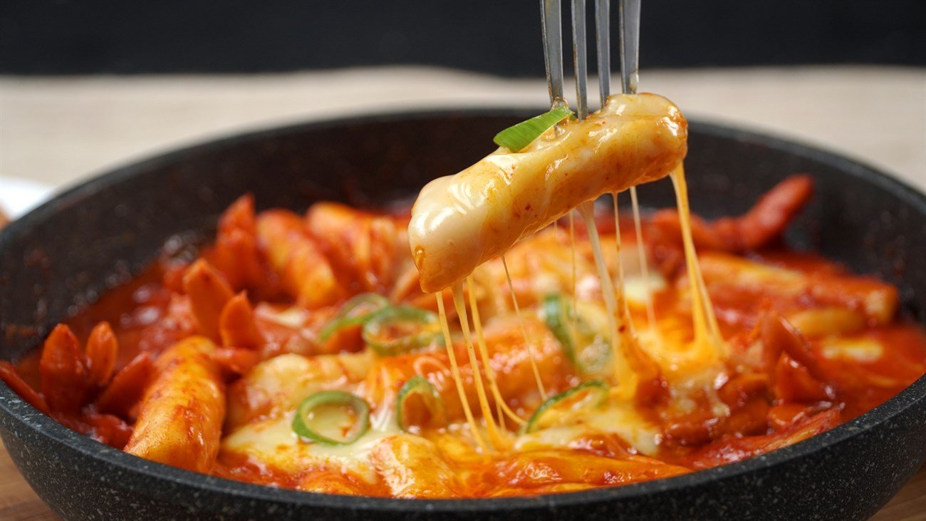 Thành phẩm tokbokki tự làm từ bột gạo thơm ngon