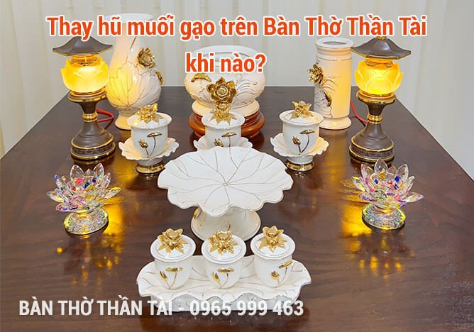 Thời điểm và cách thay hũ muối gạo nước trên bàn thờ Thần Tài
