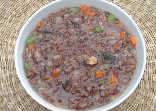 Tô cháo gạo lứt nóng hổi với nấm và hạt sen, minh họa món ăn bổ dưỡng dễ làm