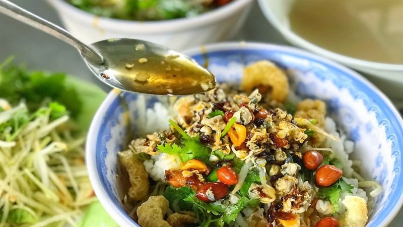 Tô cơm hến đậm đà hương vị miền Trung