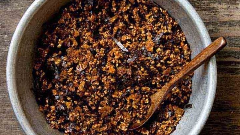 Trộn đều gạo lứt và rong biển tạo hương vị hài hòa
