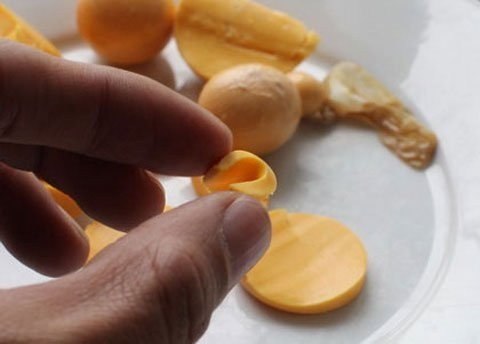 Trứng giả có kết cấu dẻo như cao su, cho thấy sự tinh vi của việc sản xuất thực phẩm kém chất lượng