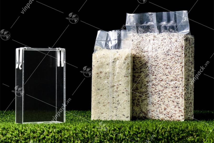 Túi đựng gạo xếp hông sẵn sàng cho quy trình hút chân không