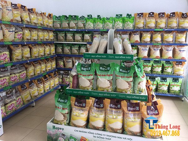 Ụ trưng bày gạo đặt ở vị trí chiến lược, thu hút sự chú ý của khách hàng