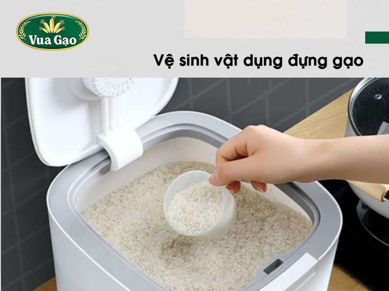 Vệ sinh vật dụng đựng gạo sạch sẽ