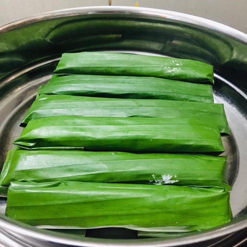 Xếp bánh tẻ đã gói vào xửng để hấp