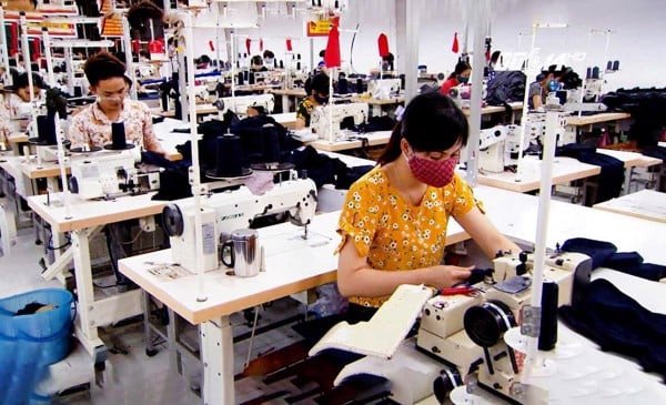 Xưởng may với máy móc hiện đại và công nhân may áo đồng phục gia đình