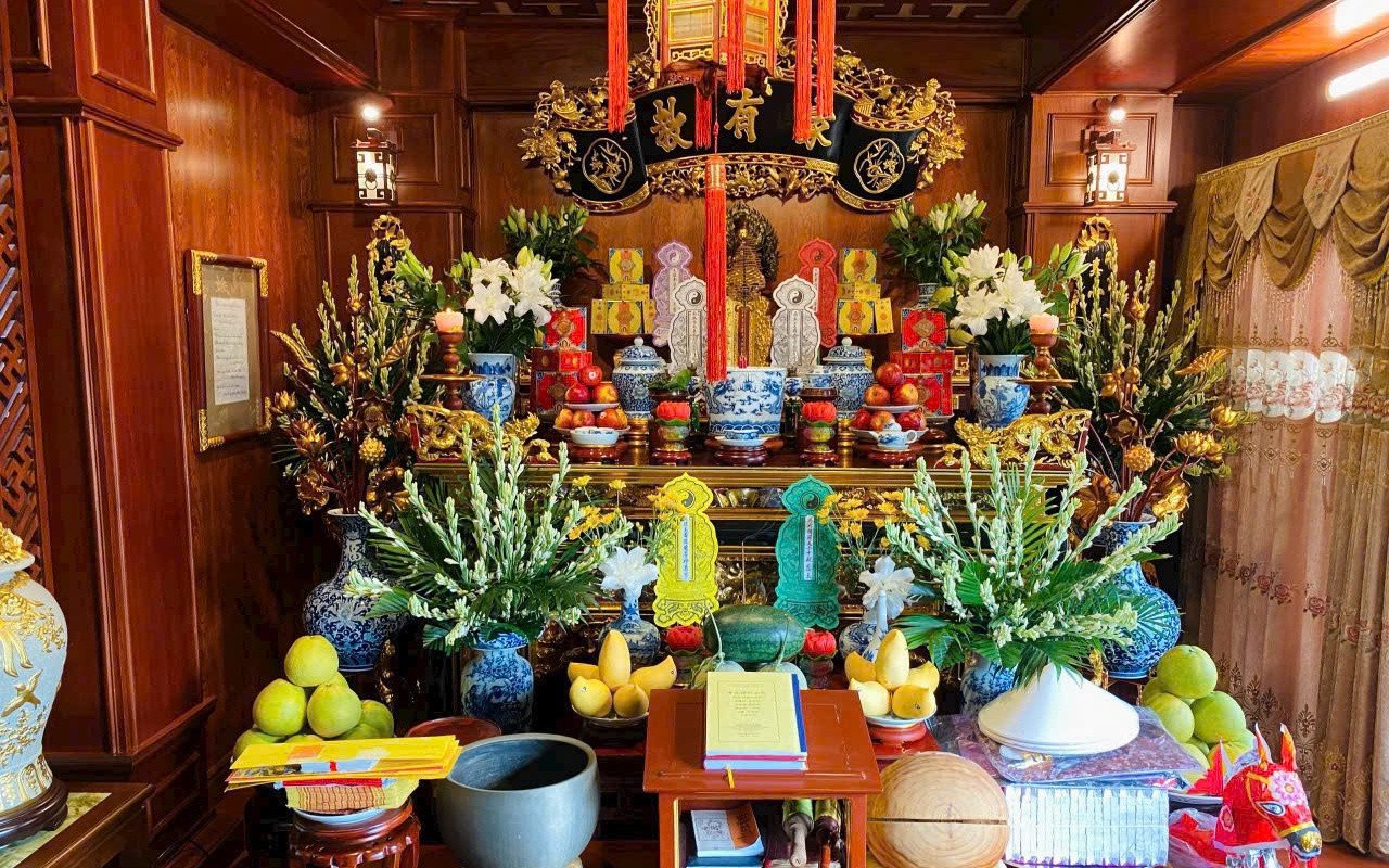 Bàn thờ gia tiên được bài trí trang trọng với các vật phẩm thờ cúng truyền thống, thể hiện sự thành kính và lòng biết ơn.