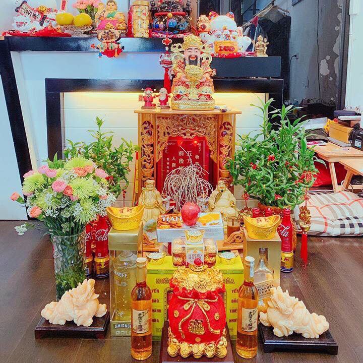 Bàn thờ Thần Tài Thổ Địa với hũ gạo muối nước được bài trí cẩn thận để cầu tài lộc, may mắn.