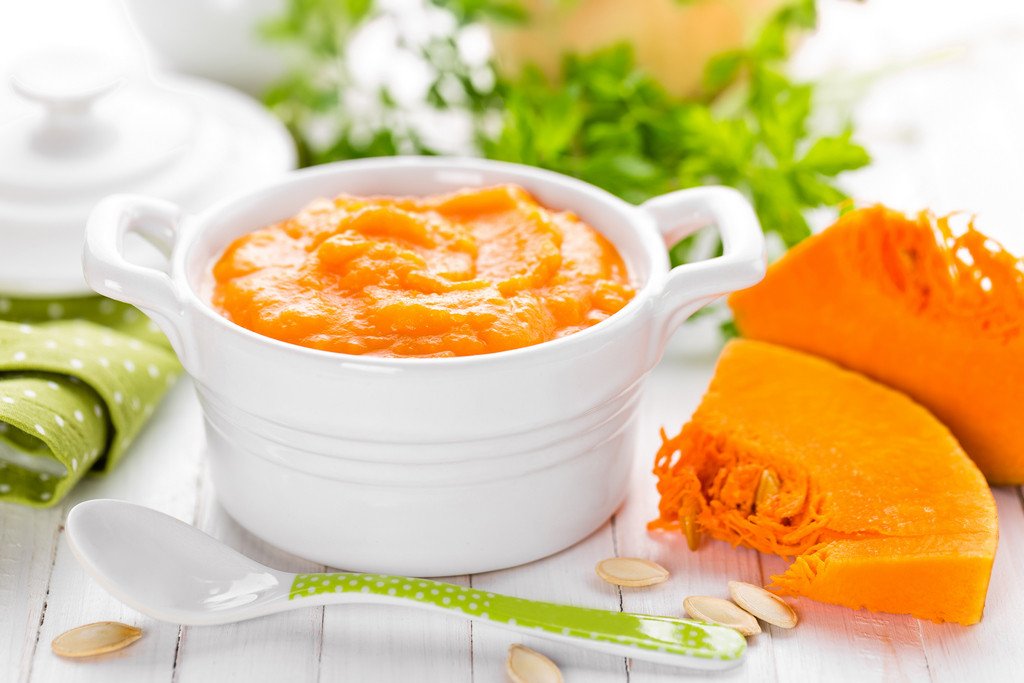 Bát bột gạo ăn dặm nấu cùng bí đỏ thơm ngon cho bé