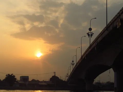 Bình minh rạng rỡ trên dòng sông Hậu, vẻ đẹp mê hoặc của Cần Thơ buổi sớm