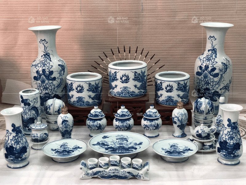Bố trí 3 hũ gạo muối nước trên bàn thờ gia tiên truyền thống
