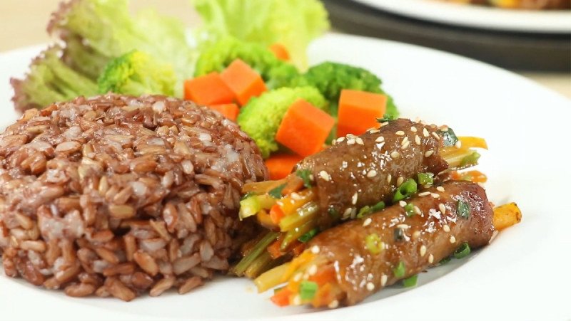 Bữa ăn cuối tuần giảm cân ngày 7 với gạo lứt, thịt bò và rau xanh tươi