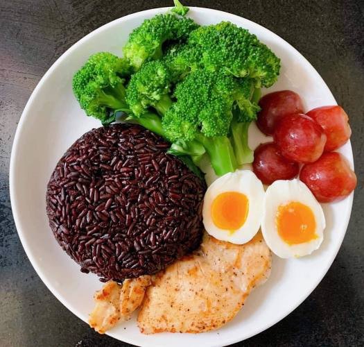 Bữa ăn gạo lứt giảm cân dinh dưỡng