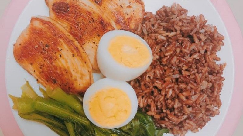 Bữa ăn giảm cân ngày 2 với gạo lứt, tôm hấp và khoai lang