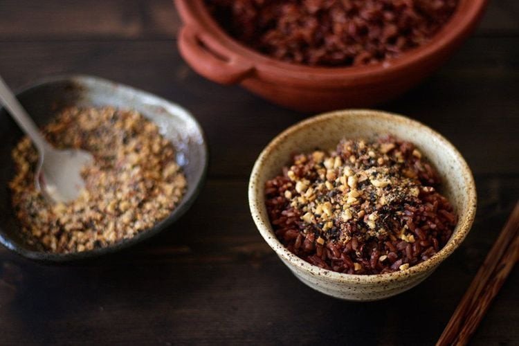 Cháo gạo lứt dinh dưỡng kết hợp cùng ngũ cốc mang lại nhiều lợi ích cho sức khỏe