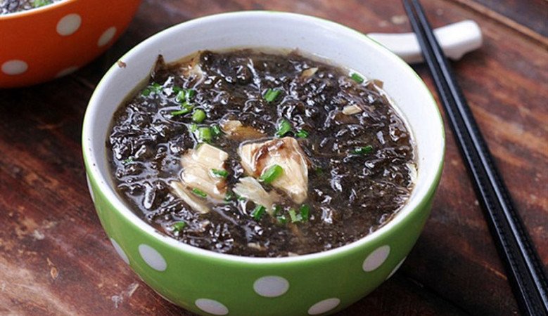 Chế độ ăn kiêng ngày 3 gồm gạo lứt, cá hồi và rau xanh