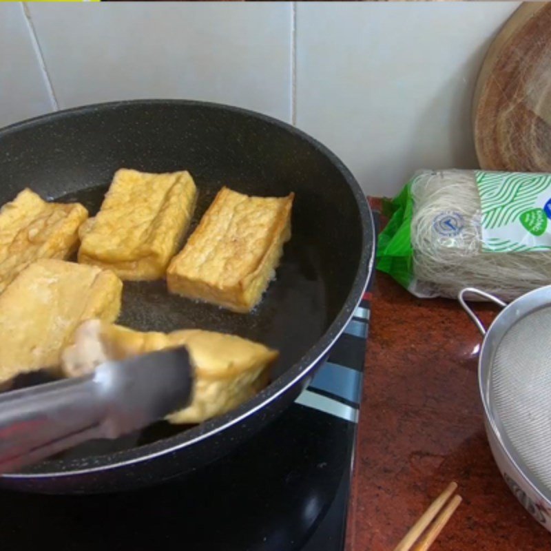 Chiên đậu hũ vàng giòn cho món bún gạo xào chay