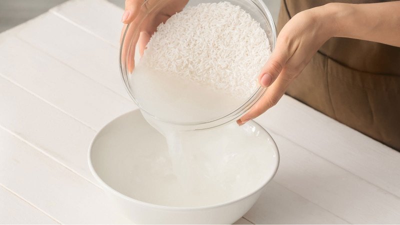 Chuẩn bị nước vo gạo trước khi rửa mặt