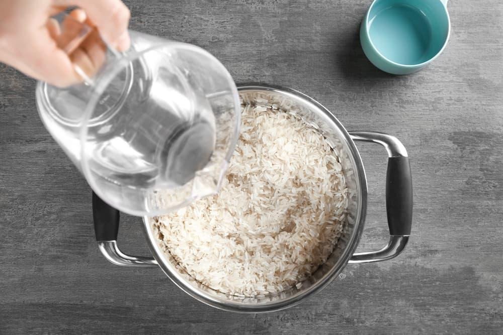 Công thức chế biến nước gạo rang tại nhà, bước rang gạo thơm lừng