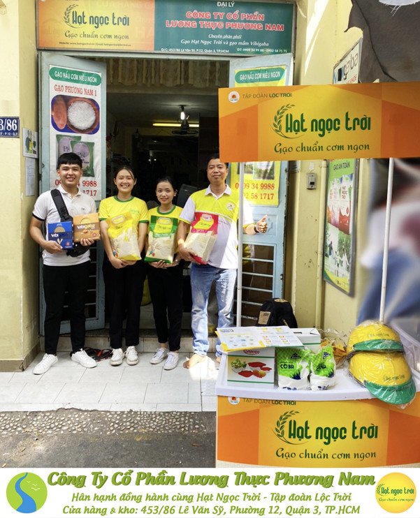 Cửa hàng trưng bày các sản phẩm gạo hạt ngọc trời, đảm bảo nguồn cung cấp thực phẩm sạch uy tín.