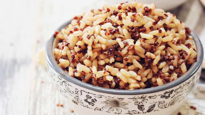 Gạo lứt có lượng kẽm và selen dồi dào, giúp tăng cường miễn dịch cho mẹ bầu