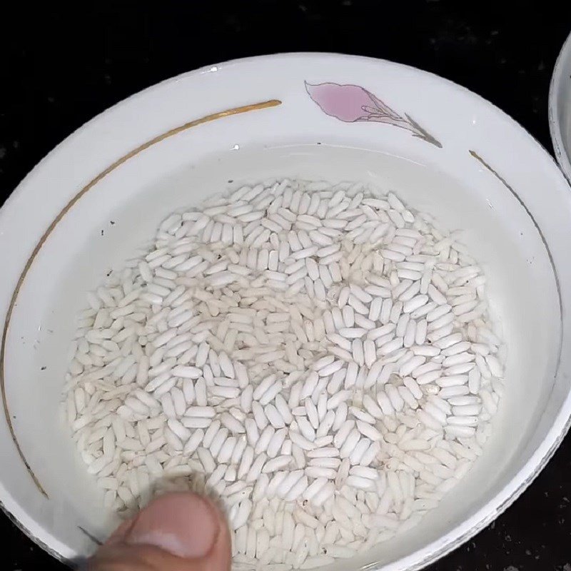 Gạo tẻ và gạo nếp đang ngâm trong tô nước
