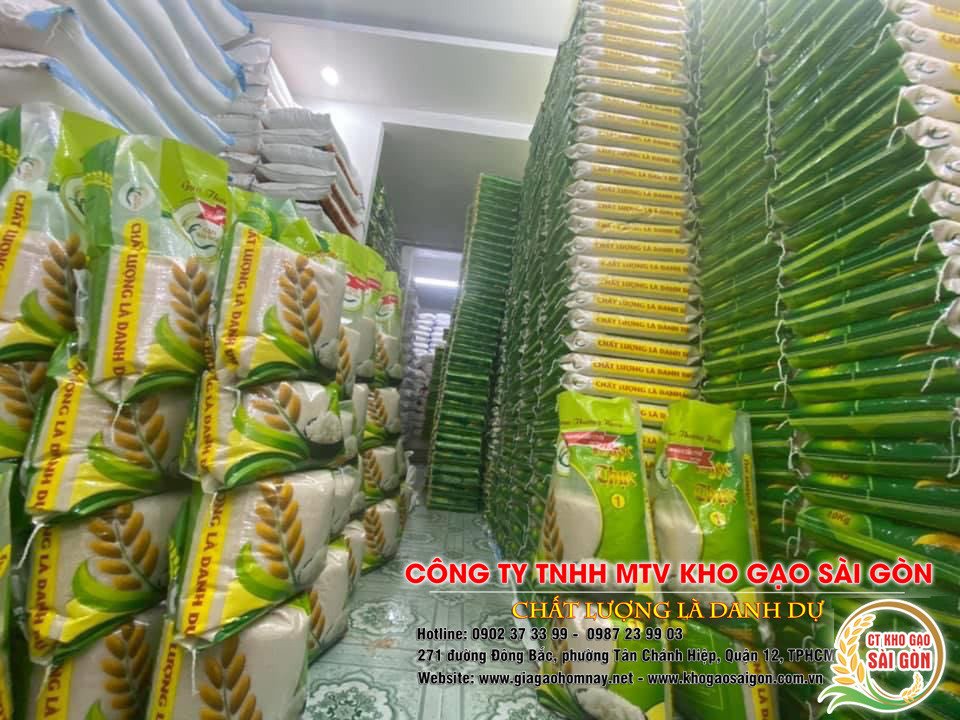 Hình ảnh những bao gạo 10kg chất lượng được sắp xếp trong kho, biểu trưng cho sự lựa chọn đa dạng