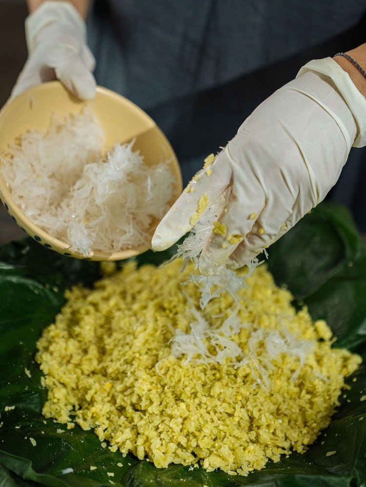 Hoàn thành món xôi gạo nếp với cốm thơm ngon