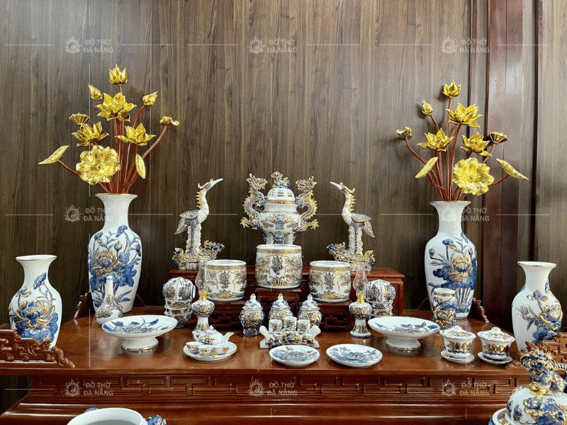 Hũ nước thanh lọc không gian thờ cúng trên bàn thờ