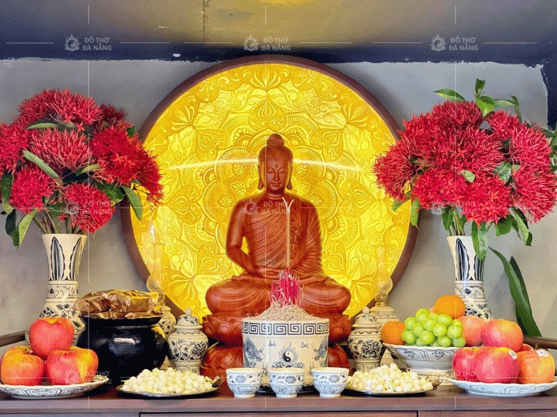 hũ nước trên bàn thờ Phật