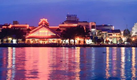Khung cảnh sông nước miền Tây Cần Thơ, tượng trưng cho câu "Cần Thơ gạo trắng nước trong"