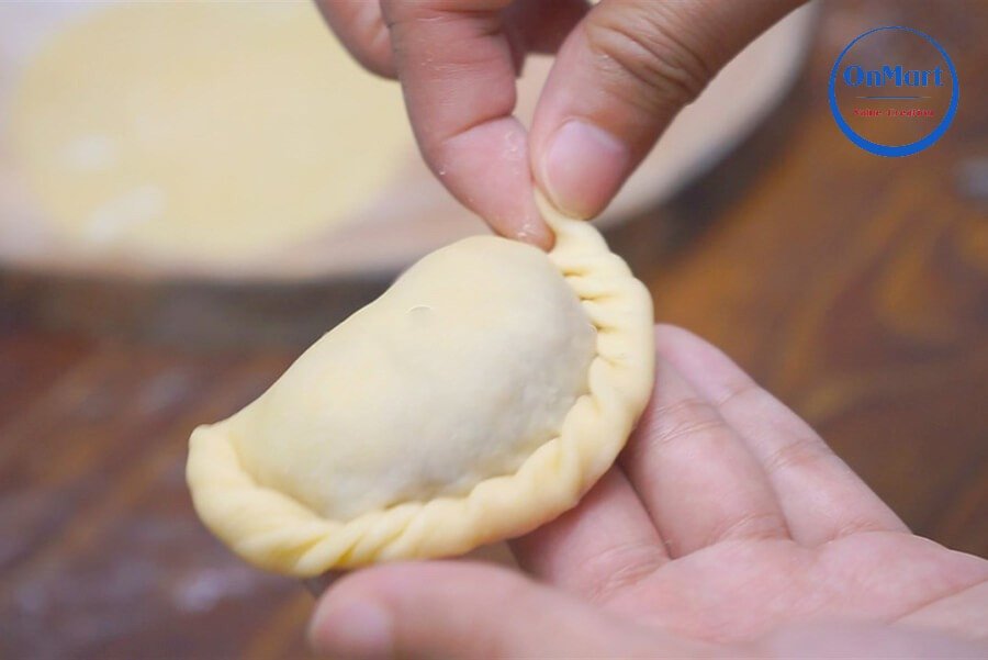 Làm vỏ bánh gối bột gạo và trứng gà